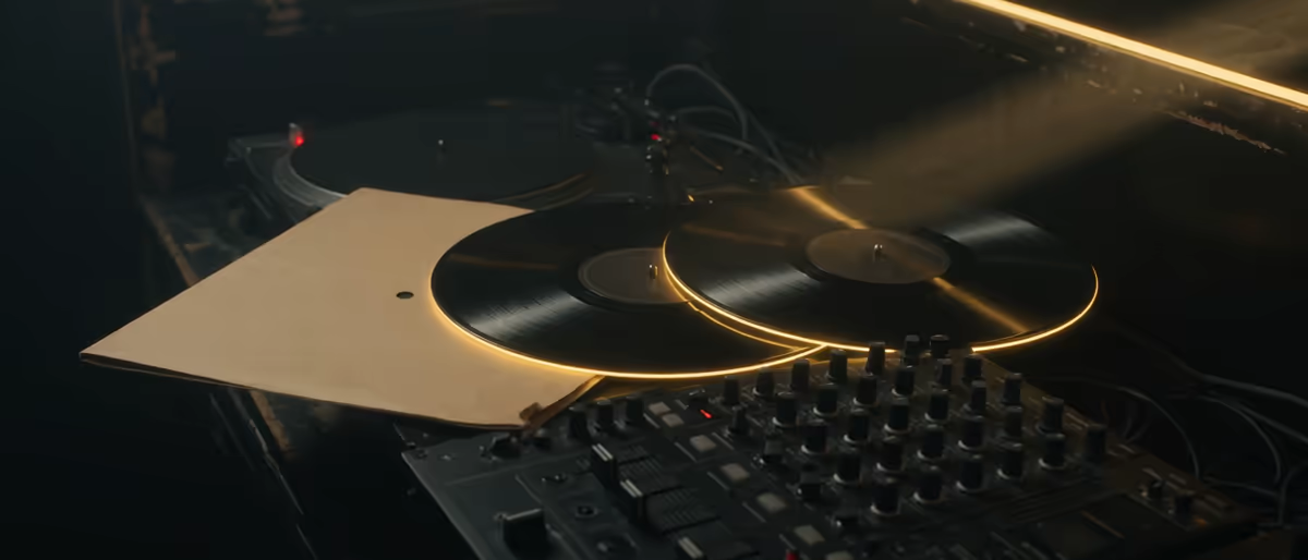 Nhãn Human-Made và AI-Assisted trên Traxsource: quy tắc cửa hàng DJ 2026